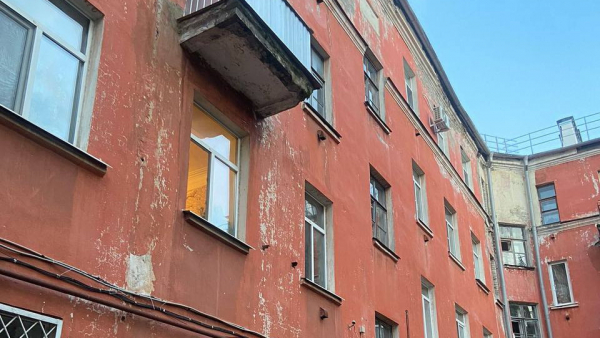 В Твери маленькая девочка выпала из окна второго этажа В Твери маленькая девочка выпала из окна второго этажа