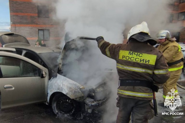 В Твери на улице Есенина вспыхнул Renault Sandero В Твери на улице Есенина вспыхнул Renault Sandero