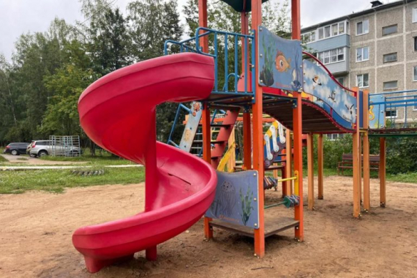 В Тверской области девятилетняя девочка получила травму спины на детской площадке В Тверской области девятилетняя девочка получила травму спины на детской площадке