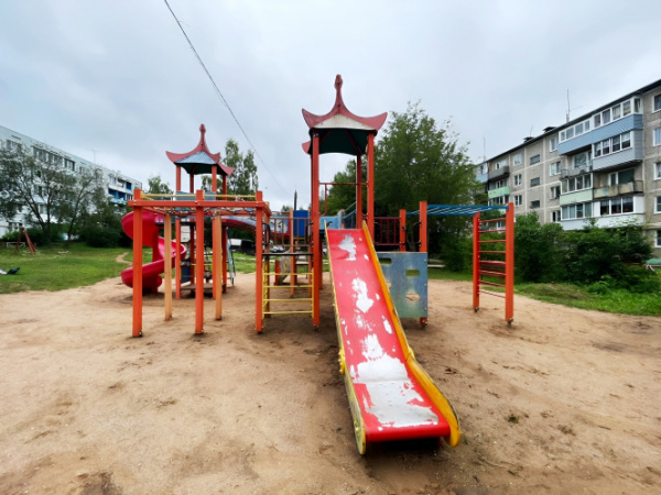В Тверской области девочка получила травму спины на детской площадке