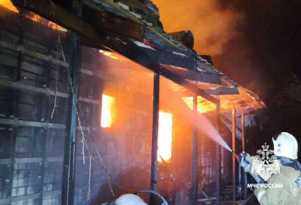 В Тверской области пожарные больше трёх часов тушили полыхающий жилой дом