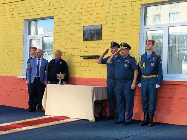 В Твери открыли мемориальную доску спасавшему людей из ямы с кипятком сотруднику МЧС В Твери открыли мемориальную доску спасавшему людей из ямы с кипятком сотруднику МЧС
