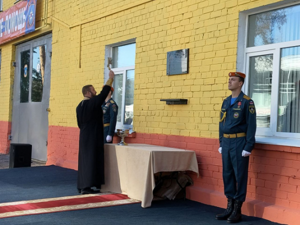 В Твери открыли мемориальную доску спасавшему людей из ямы с кипятком сотруднику МЧС В Твери открыли мемориальную доску спасавшему людей из ямы с кипятком сотруднику МЧС