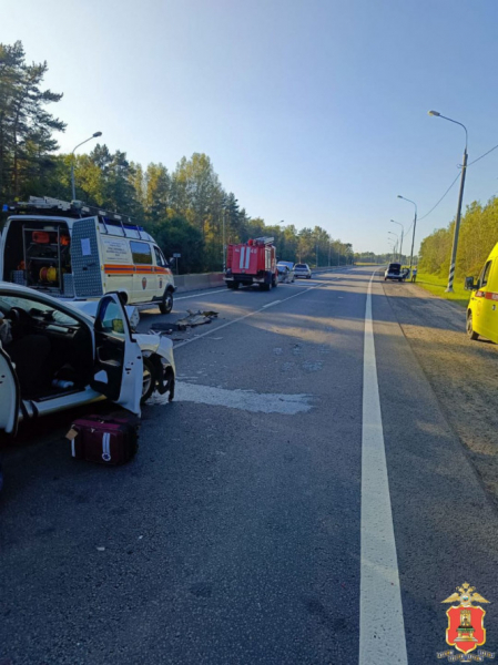 На трассе М-10 под Тверью машины стоят в глухой пробке из-за аварии На трассе М-10 под Тверью машины стоят в глухой пробке из-за аварии