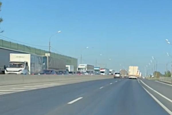 Под Тверью из-за ДТП образовалась 10-километровая пробка