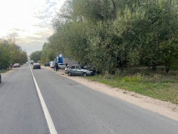 В Твери два автомобиля столкнулись и сбили женщину на обочине