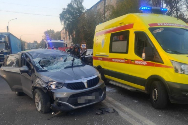 В Твери перед Крупским мостом столкнулись четыре автомобиля В Твери перед Крупским мостом столкнулись четыре автомобиля