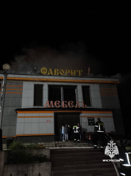 В Тверской области пожарные больше семи часов тушили мебельный магазин