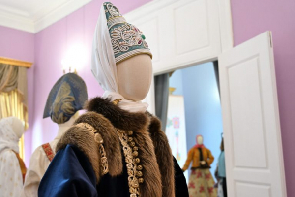 Воссозданные тверским дизайнером Марией Рыбаковой старинные наряды представлены на выставке в Торжке