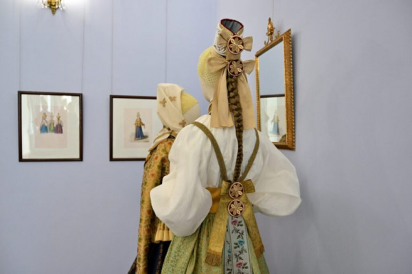 Воссозданные тверским дизайнером Марией Рыбаковой старинные наряды представлены на выставке в Торжке
