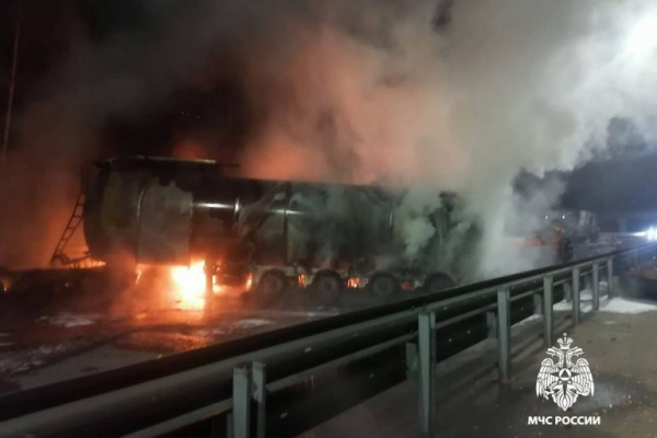 Бензовоз загорелся после ДТП на трассе М-11 в Тверской области