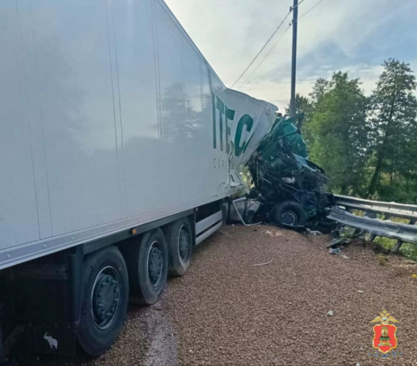 Полиция опубликовала фото с места столкновения грузовиков на М-10 в Тверской области Полиция опубликовала фото с места столкновения грузовиков на М-10 в Тверской области