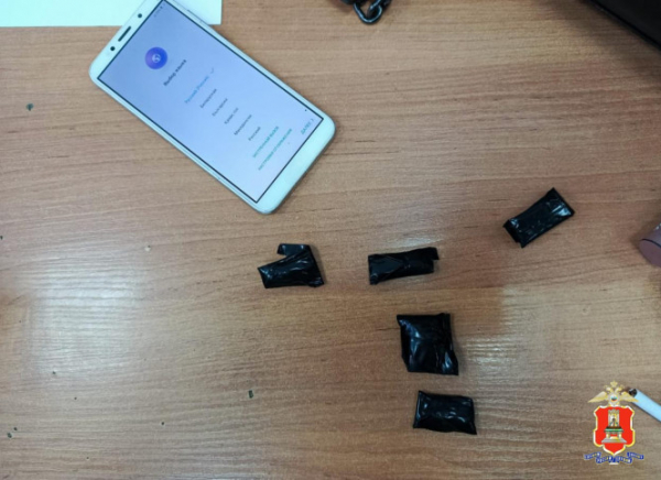 В Твери полицейские поймали наркозакладчицу с мефедроном В Твери полицейские поймали наркозакладчицу с мефедроном