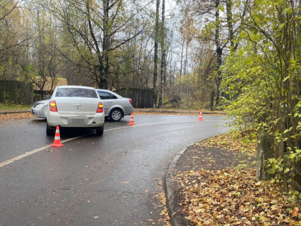 В Твери при столкновении двух Chevrolet пострадал водитель В Твери при столкновении двух Chevrolet пострадал водитель
