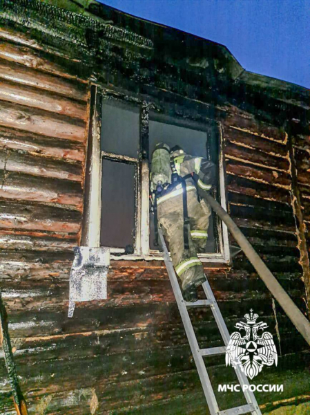 В Тверской области пожарные шесть часов тушили жилой дом В Тверской области пожарные шесть часов тушили жилой дом