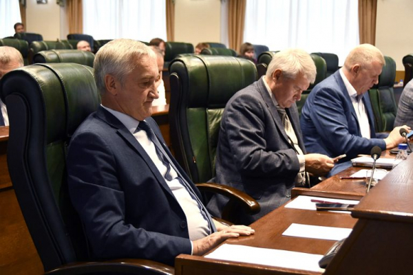 Законодательное Собрание приняло закон о внесении изменений в областной бюджет Законодательное Собрание приняло закон о внесении изменений в областной бюджет