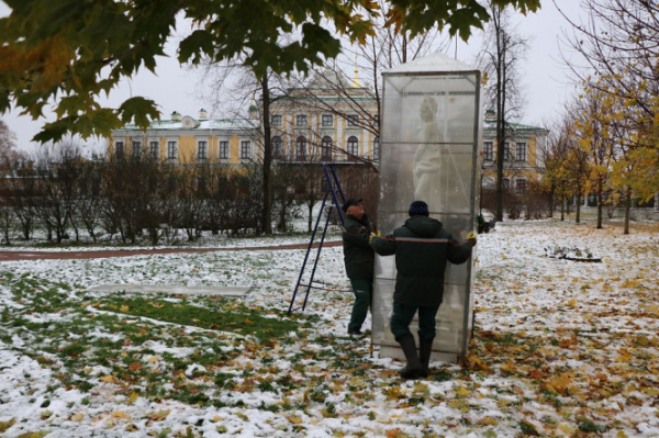 В Твери к зиме готовят скульптуры в дворцовом саду