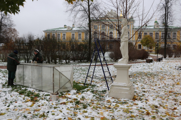 В Твери к зиме готовят скульптуры в дворцовом саду