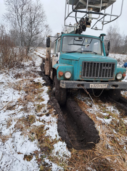 В Тверской области 360 энергетиков круглосуточно восстанавливают электроснабжение