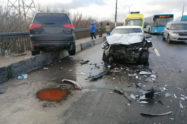 Южный мост Твери встал в мёртвой пробке из-за аварии Южный мост Твери встал в мёртвой пробке из-за аварии