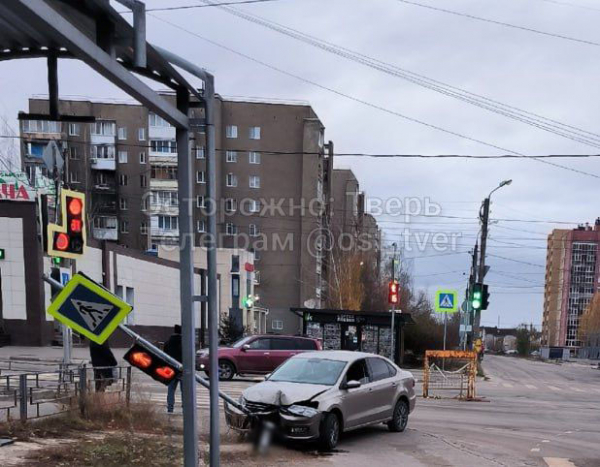 Очевидцы: в Твери пьяная женщина на иномарке снесла светофор Очевидцы: в Твери пьяная женщина на иномарке снесла светофор