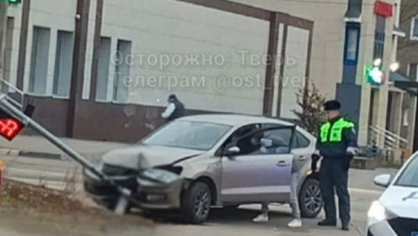 Очевидцы: в Твери пьяная женщина на иномарке снесла светофор Очевидцы: в Твери пьяная женщина на иномарке снесла светофор