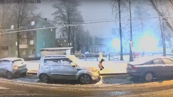 Опубликовано видео, как в Твери дерево с проводами чуть не упало на пешехода Опубликовано видео, как в Твери дерево с проводами чуть не упало на пешехода