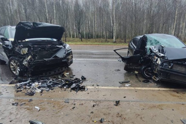 Появилось видео момента аварии в Тверской области, в которой пострадали три человека Появилось видео момента аварии в Тверской области, в которой пострадали три человека