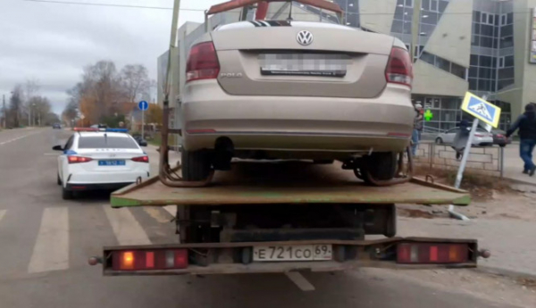 В Твери пьяная женщина спешила в кафе и снесла на автомобиле светофор В Твери пьяная женщина спешила в кафе и снесла на автомобиле светофор