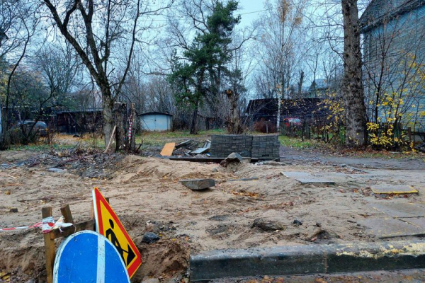 В Твери забыли восстановить разрытую остановку в Первомайском В Твери забыли восстановить разрытую остановку в Первомайском
