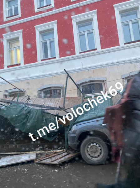 В Вышнем Волочке у драмтеатра строительные леса рухнули прямо на тротуар В Вышнем Волочке у драмтеатра строительные леса рухнули прямо на тротуар