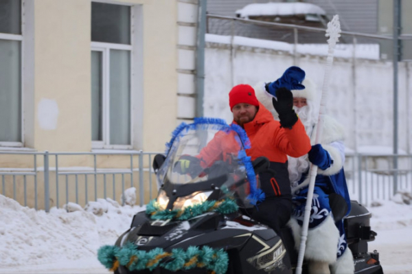Глава Ржева на снегоходе доставил опаздывающего на праздник Деда Мороза Глава Ржева на снегоходе доставил опаздывающего на праздник Деда Мороза