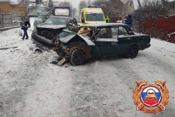 В Твери ВАЗ вылетел на встречную полосу и жестко протаранил KIA В Твери ВАЗ вылетел на встречную полосу и жестко протаранил KIA