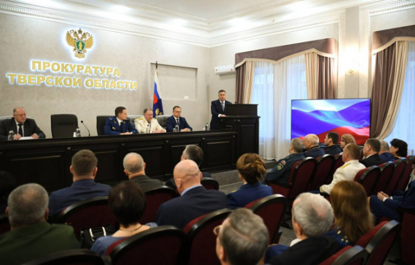Губернатор Игорь Руденя вручил сотрудникам областной прокуратуры награды к профессиональному празднику Губернатор Игорь Руденя вручил сотрудникам областной прокуратуры награды к профессиональному празднику