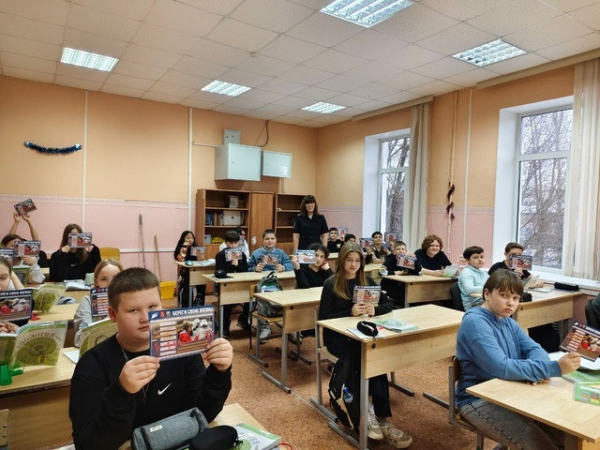 Тверские госавтоинспекторы напомнили школьникам о правилах безопасности зимой Тверские госавтоинспекторы напомнили школьникам о правилах безопасности зимой