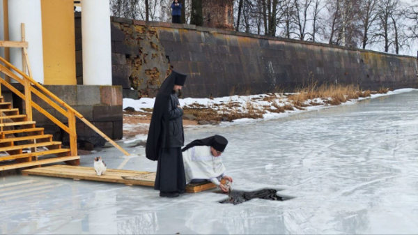 Опубликованы фотографии чина освящения воды озера Селигер