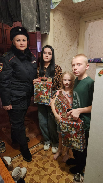 Во Ржеве детей из многодетных семей навестил "Полицейский Дед Мороз"