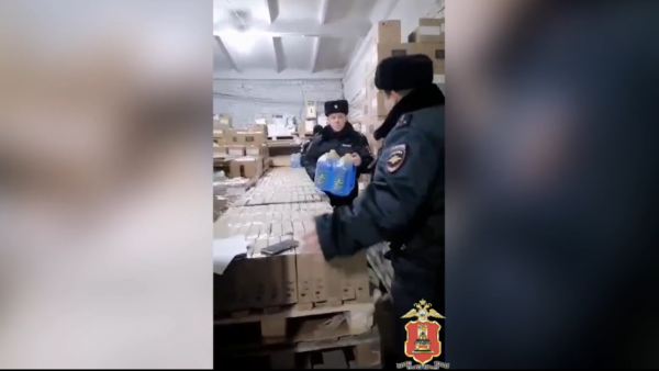 В Твери полицейские в коробках с конфетами нашли незамерзайку и водку В Твери полицейские в коробках с конфетами нашли незамерзайку и водку