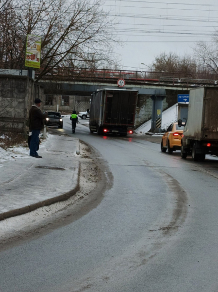В Твери водитель большегруза не рассчитал габариты и застрял под мостом В Твери водитель большегруза не рассчитал габариты и застрял под мостом