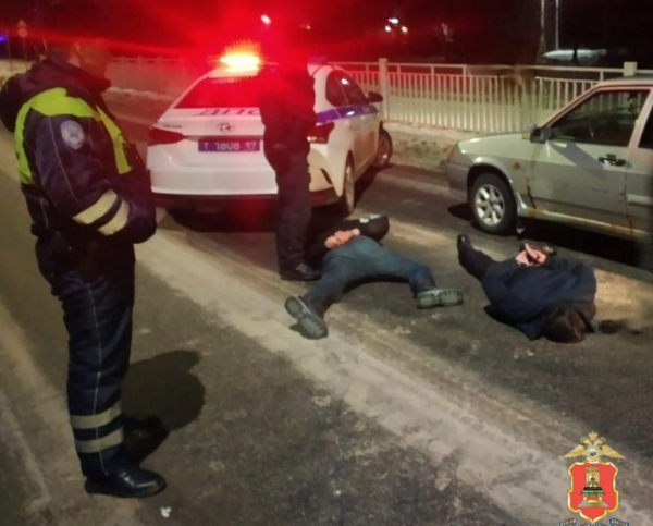 В Тверской области уложили лицами в асфальт членов межэтнической ОПГ, разграблявших фуры В Тверской области уложили лицами в асфальт членов межэтнической ОПГ, разграблявших фуры