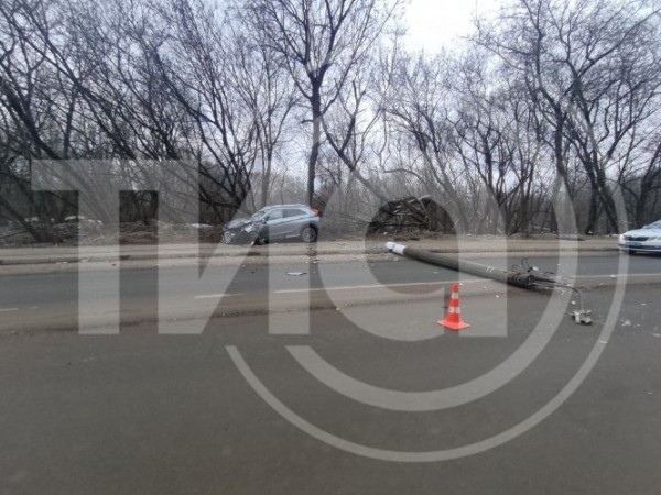 В Твери на набережной пьяный водитель на легковушке свалил столб В Твери на набережной пьяный водитель на легковушке свалил столб