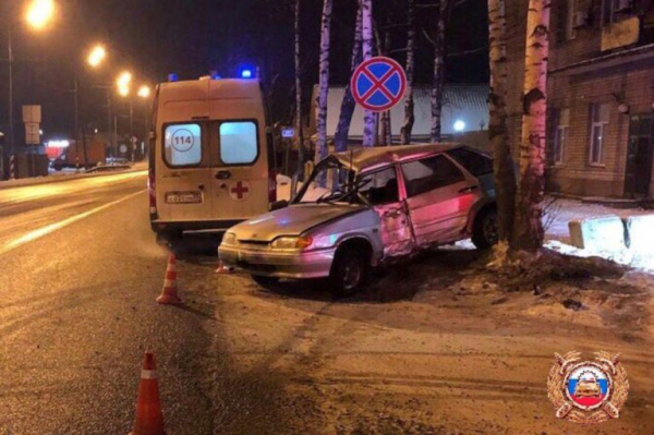 В Вышнем Волочке трезвый водитель на легковушке врезался в дерево В Вышнем Волочке трезвый водитель на легковушке врезался в дерево