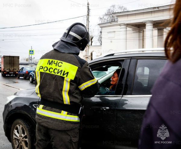 Тверских автоледи поздравлял "Цветочный патруль" сотрудников МЧС и ГАИ