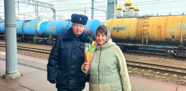 В Твери транспортные полицейские поздравили с 8 Марта пассажирок вокзала