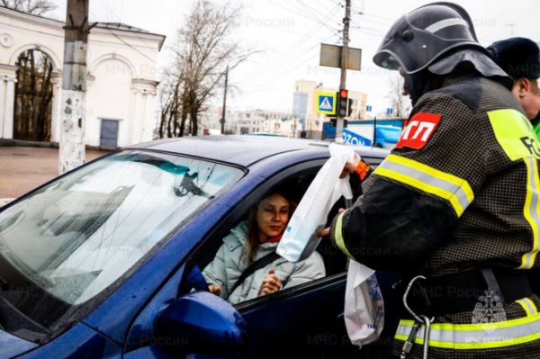Тверских автоледи поздравлял "Цветочный патруль" сотрудников МЧС и ГАИ