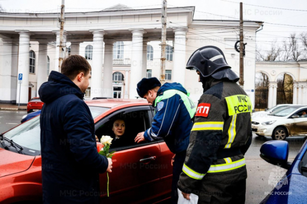 Тверских автоледи поздравлял "Цветочный патруль" сотрудников МЧС и ГАИ