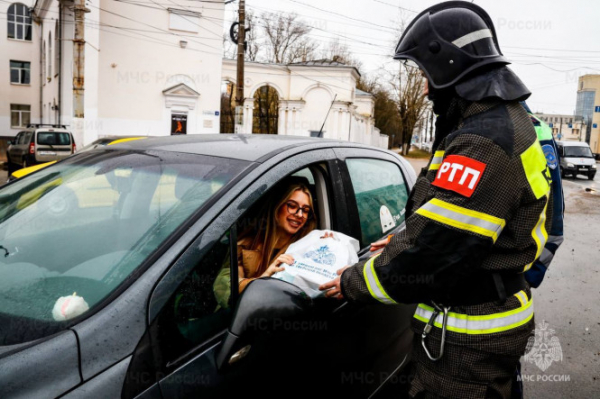 Тверских автоледи поздравлял "Цветочный патруль" сотрудников МЧС и ГАИ