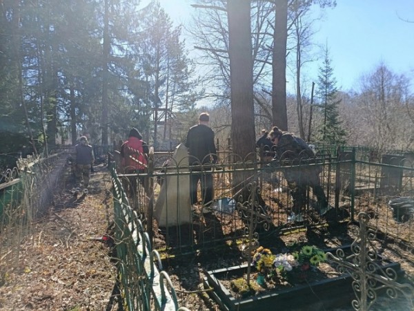 В Андреаполе на весенних каникулах школьники навели порядок на могилах летчиков В Андреаполе на весенних каникулах школьники навели порядок на могилах летчиков