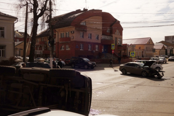 В центре Твери машина после ДТП опрокинулась на проезжей части В центре Твери машина после ДТП опрокинулась на проезжей части