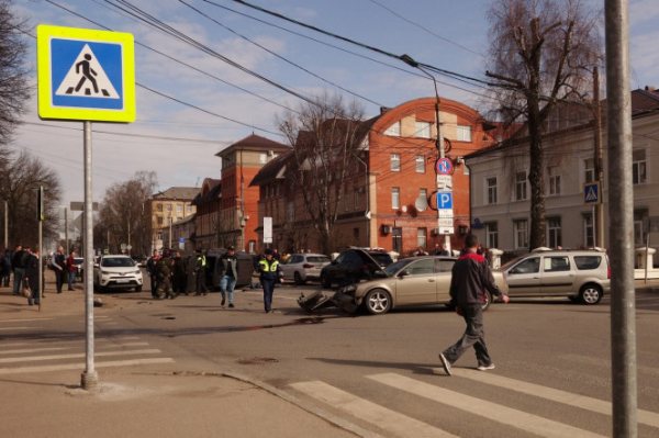 В центре Твери машина после ДТП опрокинулась на проезжей части В центре Твери машина после ДТП опрокинулась на проезжей части